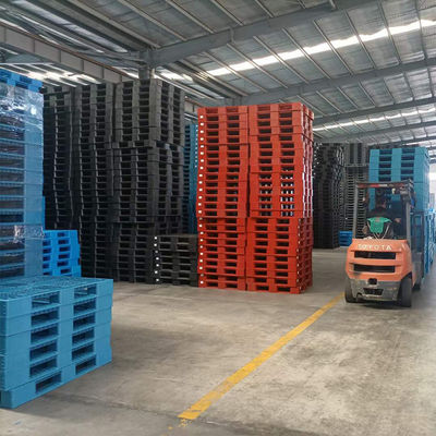 100% Bahan Perawan Pallet Plastik Higienis 1100 * 1100mm Baja Tugas Berat Diperkuat